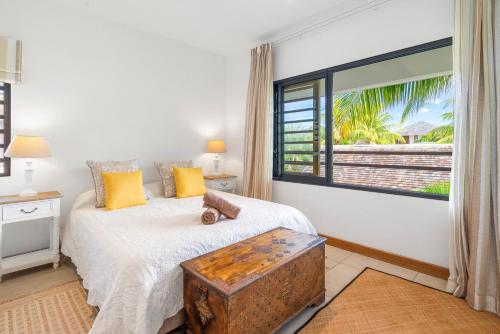 a bedroom with a bed and a window at Villa Secret Garden by IHR - Villa privée 2 chambres avec piscine in Rivière Noire