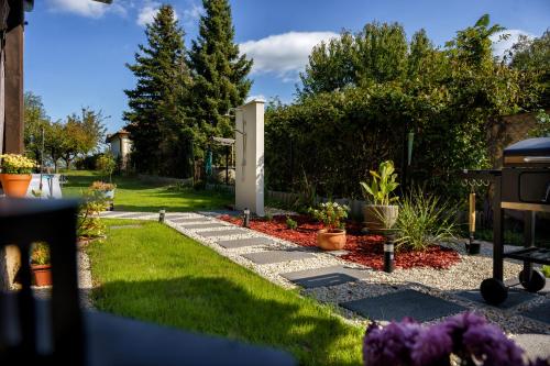 a backyard with a garden with plants and flowers at Kulcs a Kulcshoz Menedék in Kulcspuszta