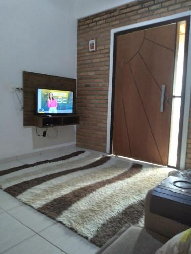 Televisyen dan/atau pusat hiburan di Casa com Ar condicionado 300 m da praia