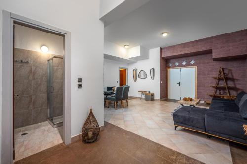 un salon avec un canapé bleu et une porte vitrée dans l'établissement Diamanti Villa Prime Location, à Rhodes