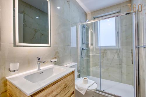 Un baño de Rooftop Pool Sensations Apartments all with WIFI and AC by 360 Estates