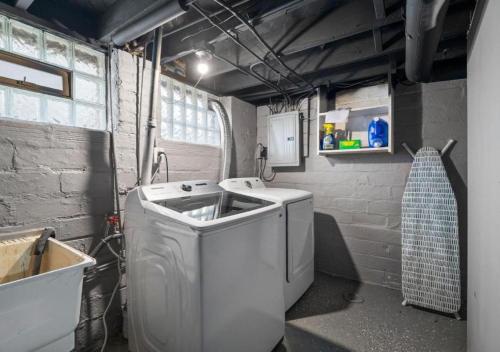 eine Waschküche mit Waschmaschine und Waschbecken in der Unterkunft 4 Bed 2 Bath Walk to Lakewood Restaurants and Shops in Lakewood