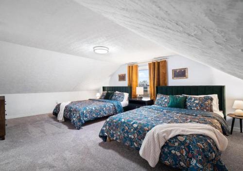 ein Schlafzimmer mit zwei Betten in einem Zimmer in der Unterkunft 4 Bed 2 Bath Walk to Lakewood Restaurants and Shops in Lakewood