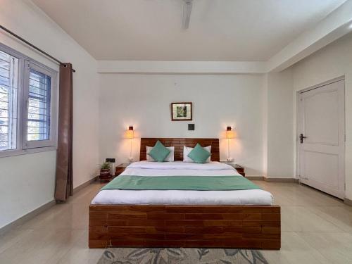 Katil atau katil-katil dalam bilik di Writers Chalet, Mussoorie- Opposite Wynberg Allen, 5 mins to mall road