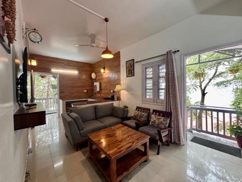 Ruang duduk di Writers Chalet, Mussoorie- Opposite Wynberg Allen, 5 mins to mall road