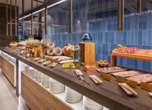 Una línea de buffet con muchos tipos diferentes de comida. en INNSiDE by Melia Valencia Oceanic, en Valencia