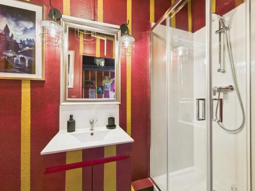 a bathroom with a sink and a shower at Harry-Potter in Troyes