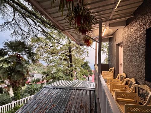 Balkoni atau teres di Writers Chalet, Mussoorie- Opposite Wynberg Allen, 5 mins to mall road