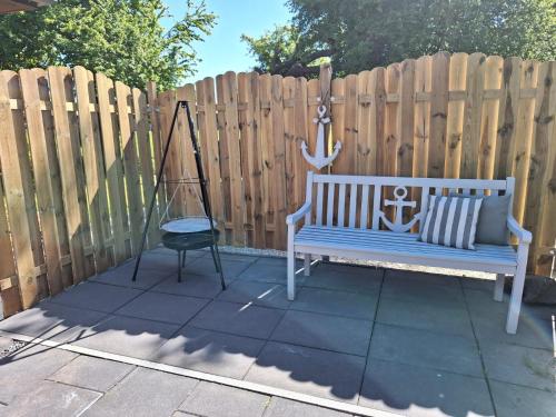 eine Bank vor einem Holzzaun in der Unterkunft Ferienhaus Landliebe in Riepsdorf