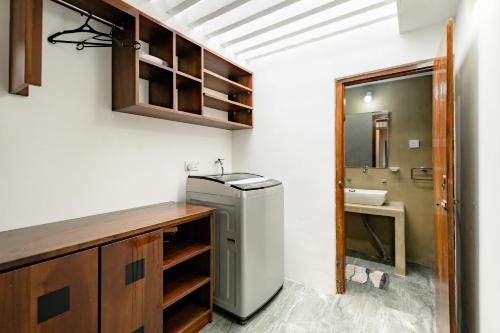 une petite cuisine avec un évier et un évier dans l'établissement Villa Alma, à Ahangama