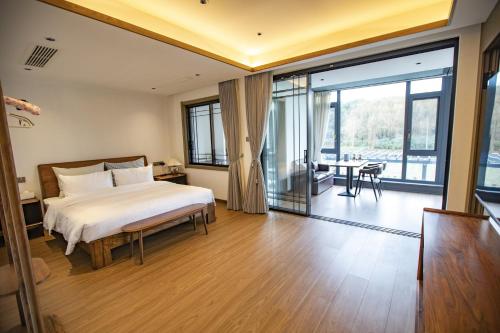 Postel nebo postele na pokoji v ubytování Shanghai Liudi Mingshe Boutique Bed and Breakfast