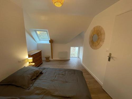 Un dormitorio con una cama y una cómoda y una ventana. en Gîte de penhaudan 3, en Pont-Scorff