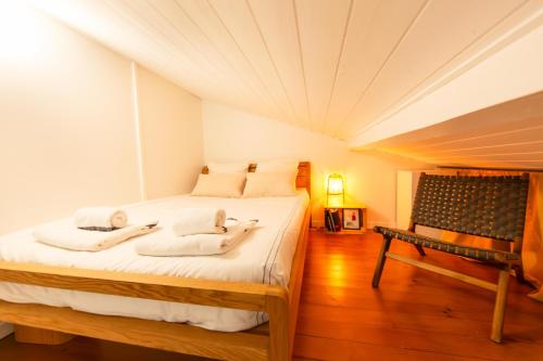a bedroom with a bed with two towels on it at Appartement le Capitaine pour 4 personnes in Cap-Ferret