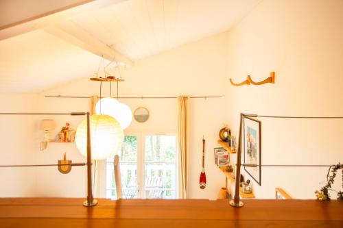 a living room with a table and a window at Appartement le Capitaine pour 4 personnes in Cap-Ferret