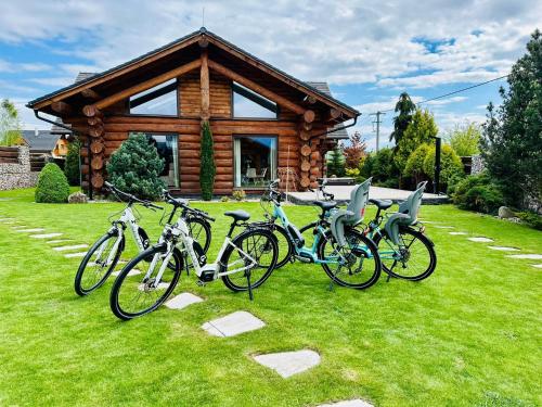 a group of bikes parked in front of a log cabin at Chalet Matthe Lomnica in Veľká Lomnica