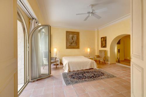 une chambre avec un lit et un miroir dans l'établissement L'EDEN - Grand Appartement avec extérieur de 300m2, piscine et vue mer, à Cannes