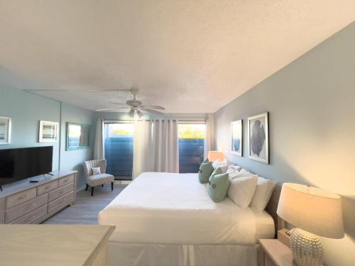 Giường trong phòng chung tại Seaside Beach House 102