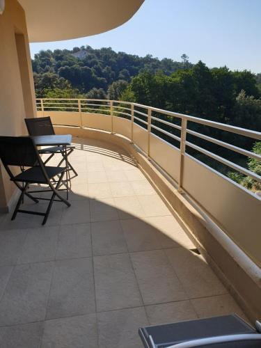 - un balcon avec des chaises et une balustrade dans un bâtiment dans l'établissement T3 Corté vue sur la Citadelle, à Corte