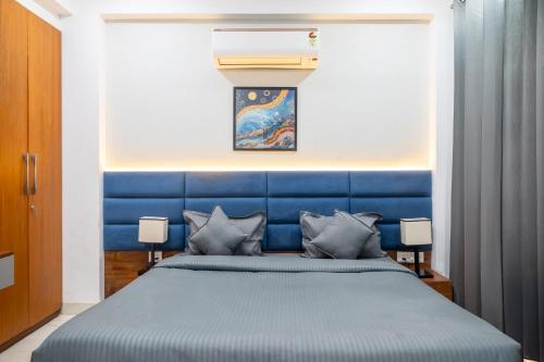a bedroom with a blue bed with a blue headboard at Housr 1RK & 1BHK Apartment Sector 28 Near Galleria Market in Gurgaon