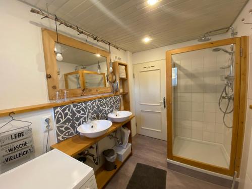 a bathroom with two sinks and a shower at Bei uns im Allgäu - Ferienwohnungen zum Wohlfühlen in Bad Wurzach