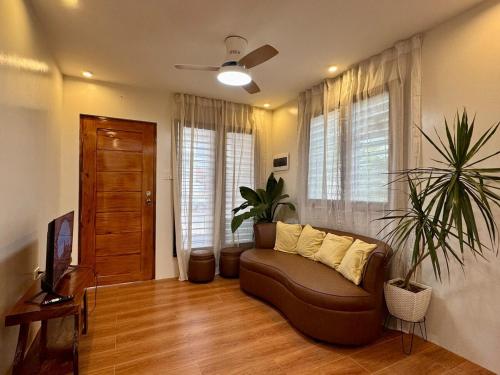 ein Wohnzimmer mit einem Sofa und zwei Pflanzen in der Unterkunft The 19th Transient House in Solano 1 in Solano