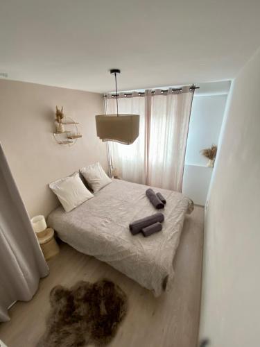 - une petite chambre avec un lit et une lampe dans l'établissement Appartement T2 et Parking Annecy, à Annecy