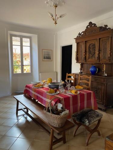 Pokój ze stołem z czerwoną i białą tkaniną w obiekcie La Maison Pain d'Epices w mieście Chichilianne