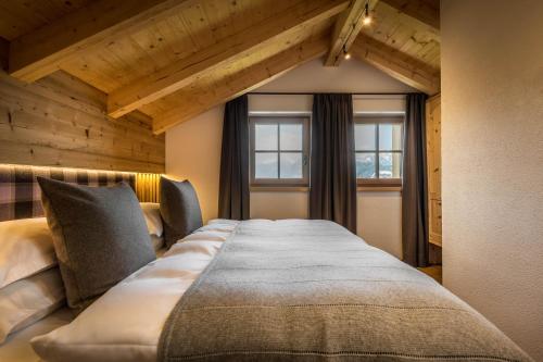 a bedroom with a large bed in a room at Mountain Chalet Pia in La Valle