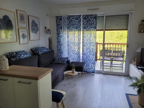 un salon avec un canapé et une table dans l'établissement Olatua La vague votre havre Basque à la mer, à Saint-Jean-de-Luz