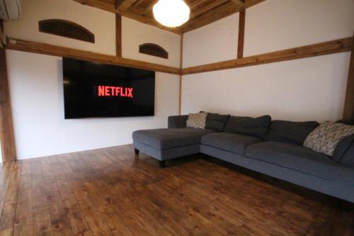 富士河口湖町にあるフジ サクラ ハウスのソファとテレビのあるリビングルーム