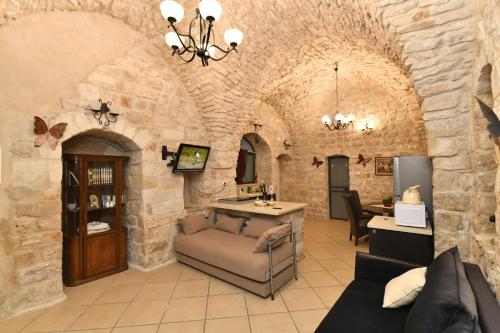 a living room with a couch and a table at צימר רבי שמעון in Safed
