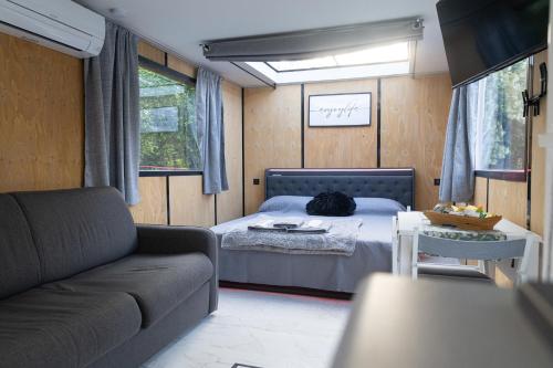 a small room with a bed and a couch at Floating Dream in Fiano