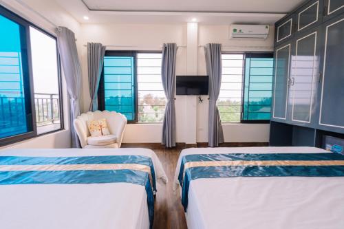 Postel nebo postele na pokoji v ubytování Khách Sạn Cát Cát - Hải Tiến