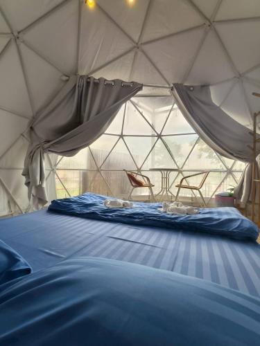 a room with a bed in a tent at ปลายเขื่อนแคมป์ปิ้ง Dom in Sirindhorn