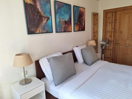 une chambre avec un lit et deux oreillers dessus dans l'établissement A B&B Amsterdam, à Amsterdam