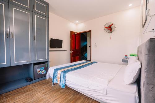 Postel nebo postele na pokoji v ubytování Khách Sạn Cát Cát - Hải Tiến