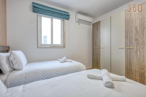 Cama o camas de una habitación en Rooftop Pool Sensations Apartments all with WIFI and AC by 360 Estates