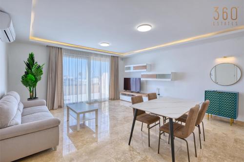 Una televisión o centro de entretenimiento en Rooftop Pool Sensations Apartments all with WIFI and AC by 360 Estates