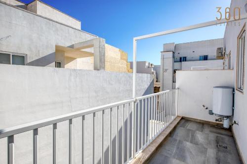 Un balcón o terraza de Rooftop Pool Sensations Apartments all with WIFI and AC by 360 Estates