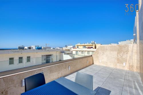 Un balcón o terraza de Rooftop Pool Sensations Apartments all with WIFI and AC by 360 Estates