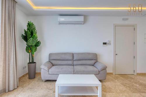 Zona de estar de Rooftop Pool Sensations Apartments all with WIFI and AC by 360 Estates