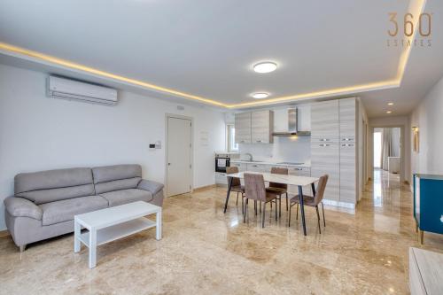 Una cocina o zona de cocina en Rooftop Pool Sensations Apartments all with WIFI and AC by 360 Estates
