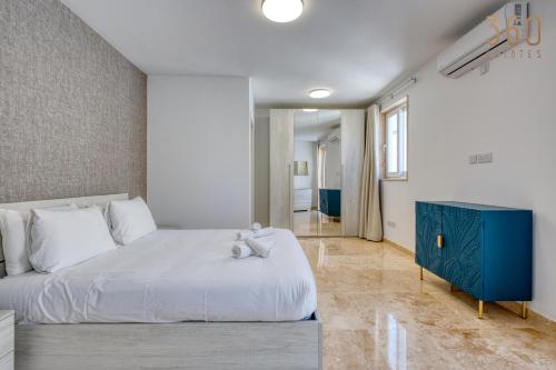 Cama o camas de una habitación en Rooftop Pool Sensations Apartments all with WIFI and AC by 360 Estates