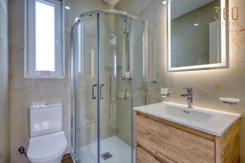 Un baño de Rooftop Pool Sensations Apartments all with WIFI and AC by 360 Estates