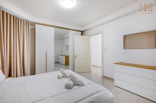 Cama o camas de una habitación en Rooftop Pool Sensations Apartments all with WIFI and AC by 360 Estates