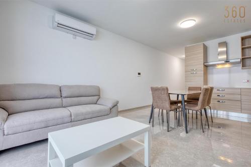 Zona de estar de Rooftop Pool Sensations Apartments all with WIFI and AC by 360 Estates
