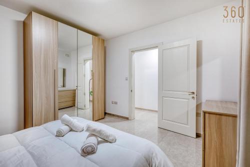 Cama o camas de una habitación en Rooftop Pool Sensations Apartments all with WIFI and AC by 360 Estates