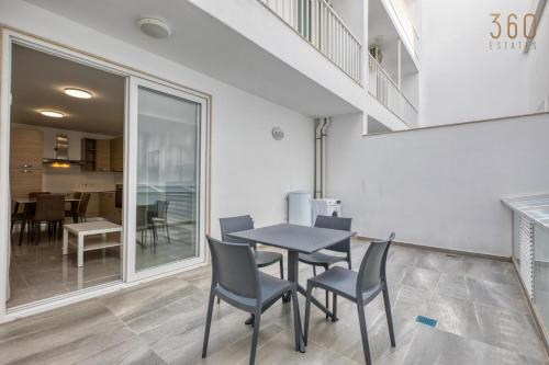 Zona de estar de Rooftop Pool Sensations Apartments all with WIFI and AC by 360 Estates
