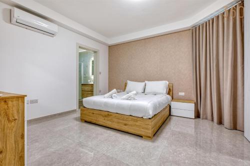 Cama o camas de una habitación en Rooftop Pool Sensations Apartments all with WIFI and AC by 360 Estates