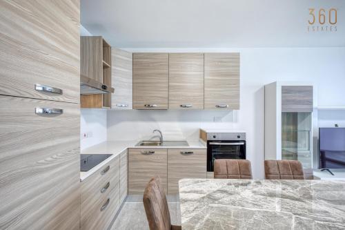 Una cocina o zona de cocina en Rooftop Pool Sensations Apartments all with WIFI and AC by 360 Estates